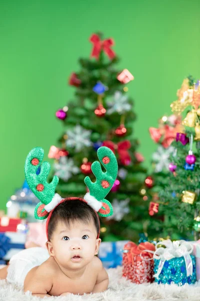 Małe dziecko z prezentami świątecznymi — Zdjęcie stockowe