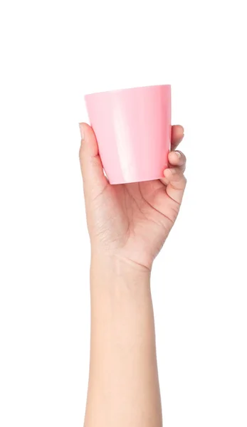 Рука держит розовое пластиковое стекло изолированы на белом фоне — стоковое фото
