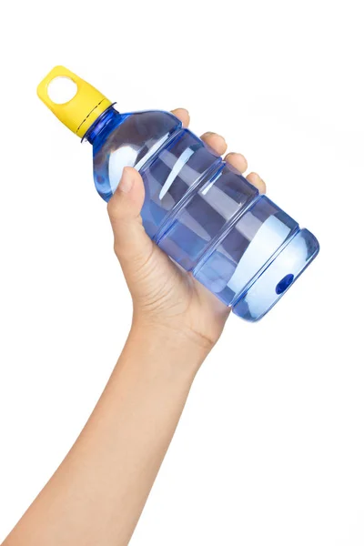 Ruční držení Plastová láhev pitné vody izolované na bílém — Stock fotografie