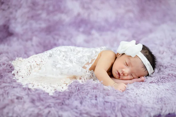 Cerca lindo recién nacido con diadema de arco en alfombras de lana, fash —  Fotos de Stock
