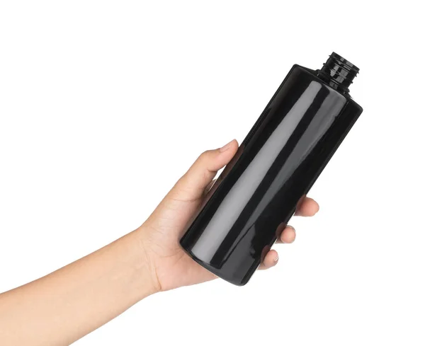 Mão segurando garrafa preta isolada em um fundo branco — Fotografia de Stock