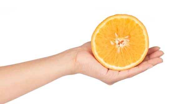 Mano sosteniendo rebanada de naranja aislada sobre fondo blanco — Foto de Stock