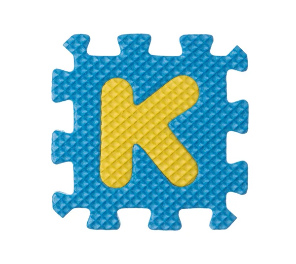 Alfabeto K hecho de espuma EVA aislada sobre fondo blanco —  Fotos de Stock