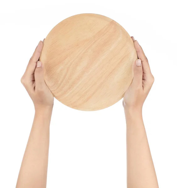 Mano tenendo piatto di legno isolato su uno sfondo bianco — Foto Stock