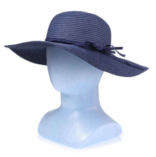 Летняя женская шляпа на манекеновой голове на белом фоне — стоковое фото