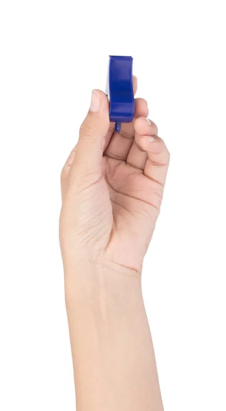 Рука держит синий свисток изолирован на белом фоне — стоковое фото