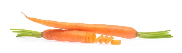 Świeża marchewka i kawałki wycięte na białym tle — Zdjęcie stockowe