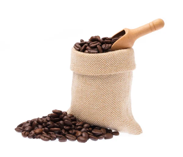Säcke und Holzlöffel mit gerösteten Kaffeebohnen isoliert auf weiß — Stockfoto