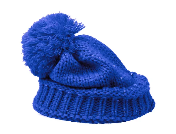 Chapeau en laine tricot bleu avec Pom Pom isolé sur fond blanc — Photo