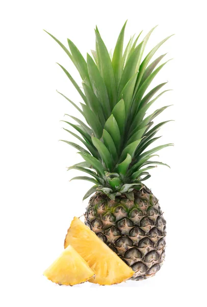 Ananas avec tranches isolées sur fond blanc — Photo