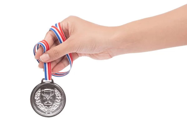 Mão vencedor levantou e segurando medalha de prata prêmio com fita é — Fotografia de Stock