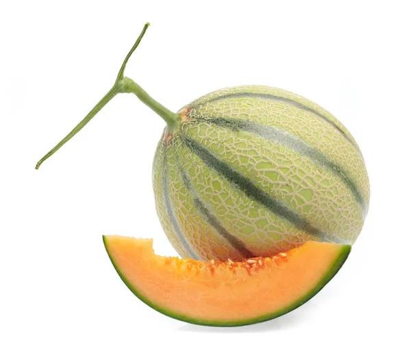 Volledige en gesneden Cantaloupe meloen geïsoleerd op witte achtergrond — Stockfoto
