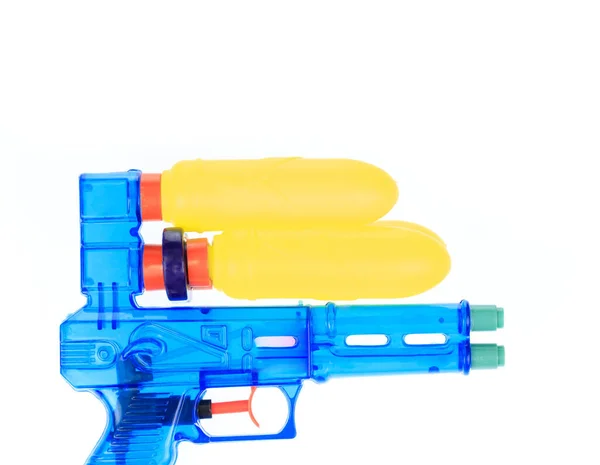 Pistola de agua de plástico aislada sobre fondo blanco — Foto de Stock