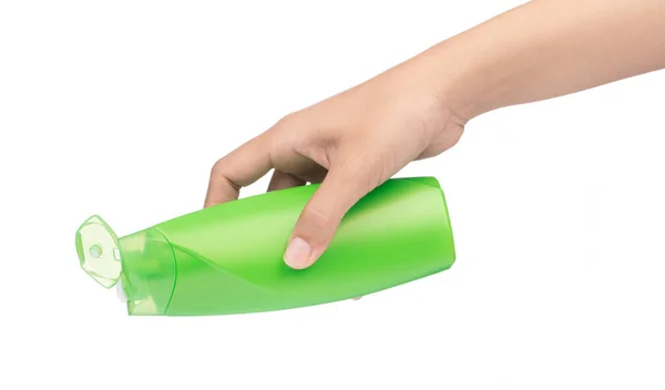Рука держа зеленую пластиковую бутылку шампуня изолированы на белом Б — стоковое фото