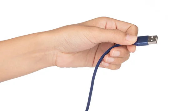 Hand hält Blue Usb-Kabel für Smartphone isoliert auf weißem Bac — Stockfoto