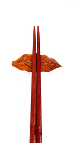 Paar Holzstäbchen mit Holzhalter isoliert auf einem weißen Bac — Stockfoto