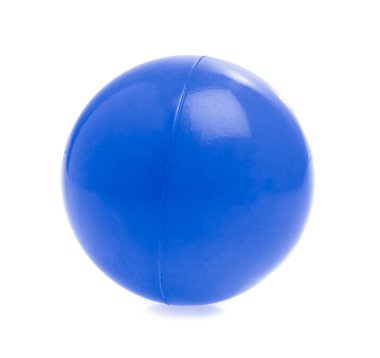 Beyaz arka planda izole edilmiş plastik top oyuncağı