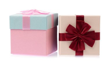 Beyaz arkaplanda izole edilmiş kurdeleli hediye kutusu 