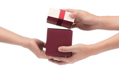 Kadının eli, beyaz arka planda izole edilmiş bir adama hediye kutusu veriyor.