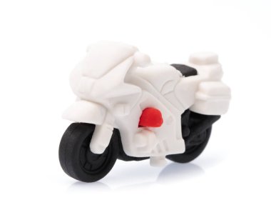 Lastik silgi motosikleti beyaz arkaplanda izole edilmiş.