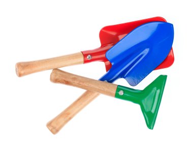 Beyaz arka planda izole edilmiş tırmık çeliği ve kürek seti.