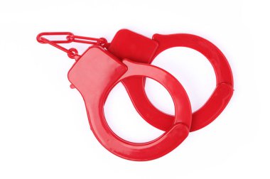 Kırmızı kelepçeler beyaz arkaplanda izole edildi