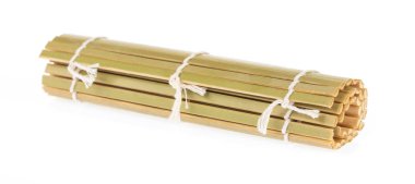 Suşi Bambu Yuvarlanan Mat beyaz arka planda izole edildi