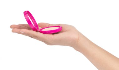 Beyaz arkaplanda el ele tutuşan pembe toz. 