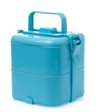 Mavi plastik tiffin taşıyıcısı beyaz arkaplanda izole edildi