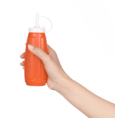 Beyaz torbaya izole edilmiş plastik biber sosu şişesi.