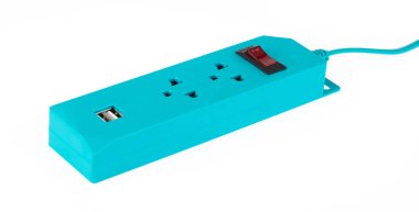 USB şarj cihazlı güç şeridi beyaz arkaplanda izole edildi