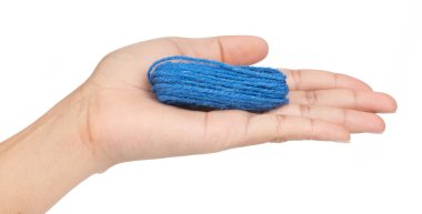 Beyaz arkaplanda mavi yün iplik tutan el.