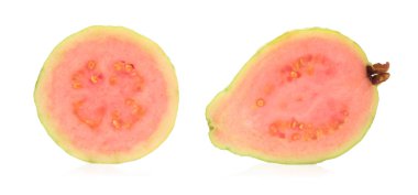 Guava meyve dilimi beyaz arkaplanda izole