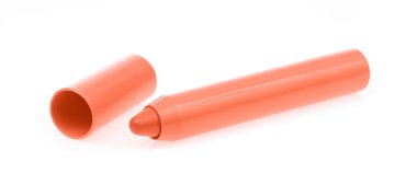 Güzel turuncu ruj beyaz arkaplanda izole edilmiş.