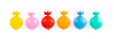 Süslenmek için boncuklar. Beyaz sırtlı, çok renkli saçlar.