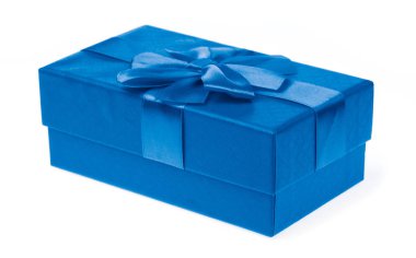 mavi hediye kutusu beyaz arkaplanda izole edildi