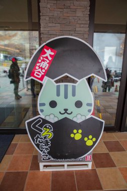 Hakone, Japonya-21 Ekim 2016: Kedi ile siyah yumurta ve tabela 