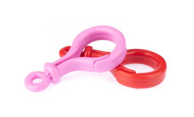 karabina plastikleri beyaz arkaplanda izole edildi