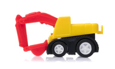 Oyuncak traktör beyaz bir arkaplanda izole edilmiş..