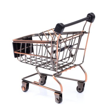 Beyaz arka planda izole edilmiş küçük bir alışveriş arabası.