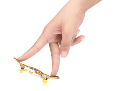 Beyaz arka planda parmakları izole bir kaykay oyuncağı.