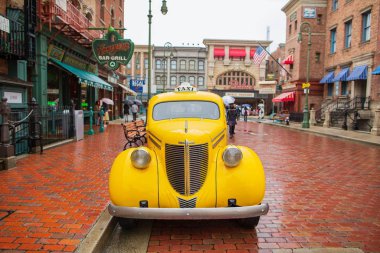 Osaka, Japonya - 14 Nisan 2015: Universa caddesinde sarı şapkalı araba