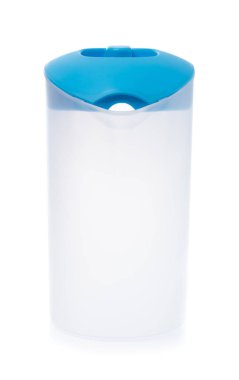 Beyaz arkaplanda mavi plastik sürahi izole edildi