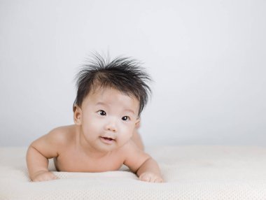 Yerde yatan ve yukarı bakan bebek 