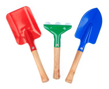 Beyaz arka planda izole edilmiş tırmık çeliği ve kürek seti.