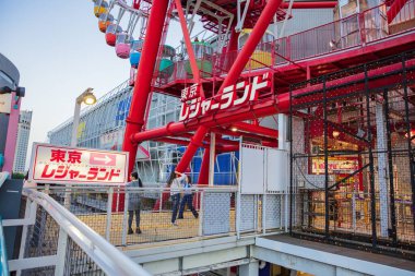 Japonya - 20 Ekim 2016: Palette Town, Odaiba 'da dönme dolap