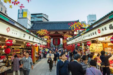 Japonya - 16 Ekim 2016: Japon ve turistler Nakamise-d 'yi ziyaret ettiler