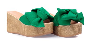 Beyaz arka planda izole kadın terlikleri.