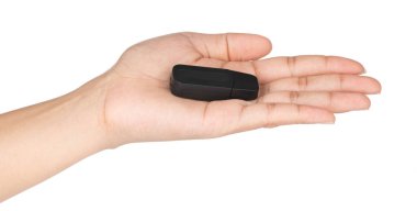 El ele tutuşan siyah Usb flaş belleği beyaz bir torbaya izole edilmiş.