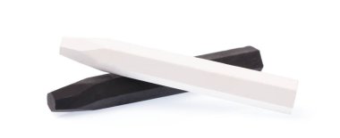 Beyaz arkaplanda izole edilmiş renkli tebeşir.